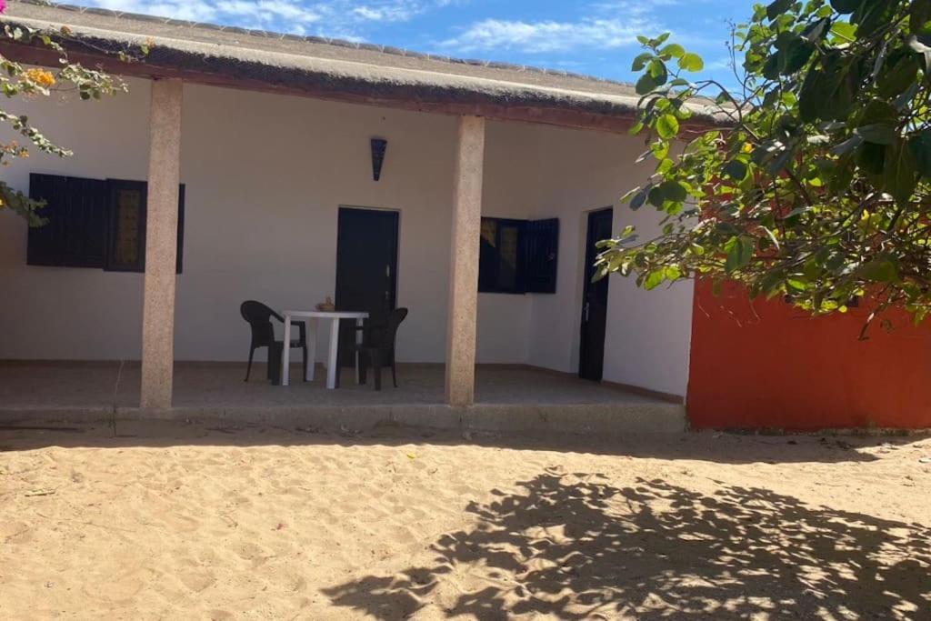 Petite Maison En Bord De Mer Palmarin Nguedj Eksteriør billede